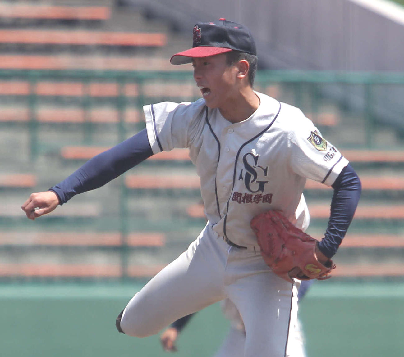 ほえながら力投する関根学園・救援の滝沢