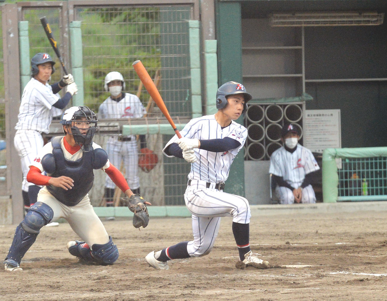 8回、先制適時打を放つ柴田・舟山