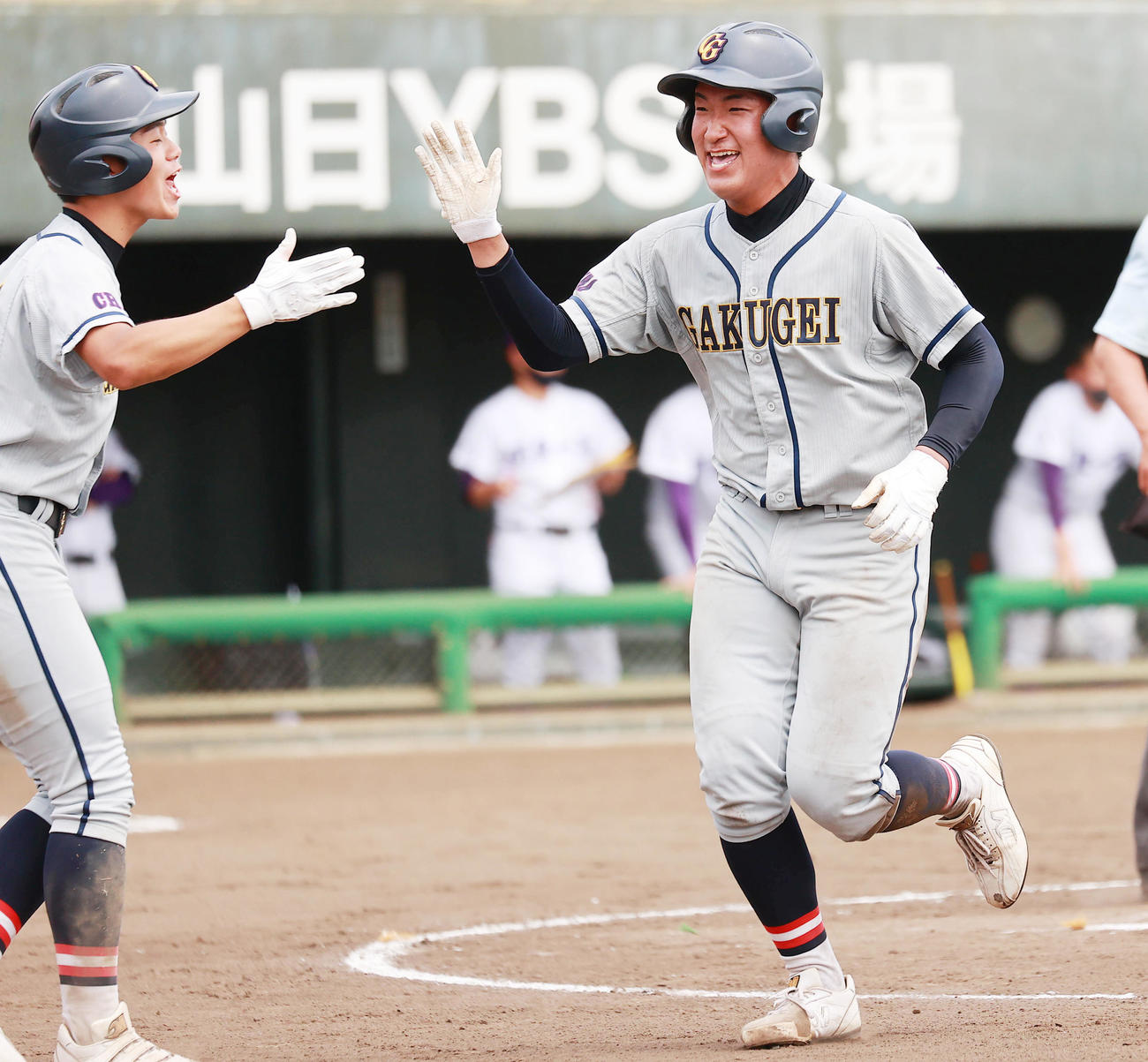 千葉学芸対関東第一　4回表千葉学芸2死三塁、長谷川の先制遊撃適時安打で生還し喜ぶ有薗（撮影・野上伸悟）