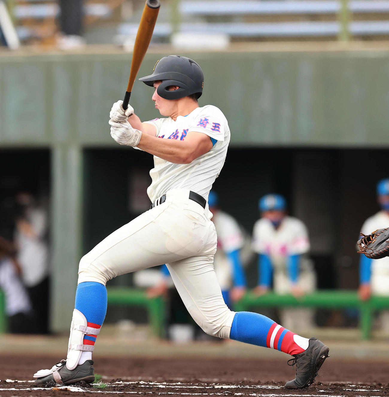花咲徳栄対東海大甲府　1回表花咲徳栄2死一塁、右中間に先制適時二塁打を放つ冨田（撮影・野上伸悟）