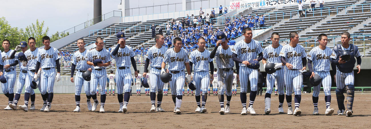 花咲徳栄対東海大甲府　5回コールド負けを喫し、無念の表情で引き揚げる東海大甲府の選手たち（撮影・野上伸悟）