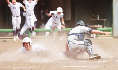 千葉学芸対関東第一　9回裏関東第一2死二、三塁、初谷の右前2点適時打でサヨナラの生還を果たす津原（撮影・野上伸悟）