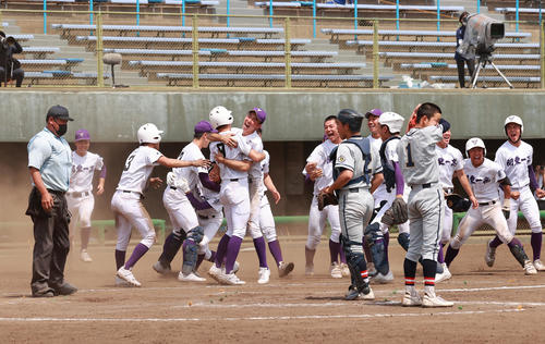 千葉学芸対関東第一　9回裏、サヨナラ勝ちし喜ぶ関東第一の選手たち。手前右は千葉学芸・北田（撮影・野上伸悟）