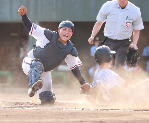 東海大相模対日本航空　6回表東海大相模無死二、三塁、黒沢の遊ゴロで加藤が本塁に突っ込むもアウトとなる。捕手山本（撮影・野上伸悟）