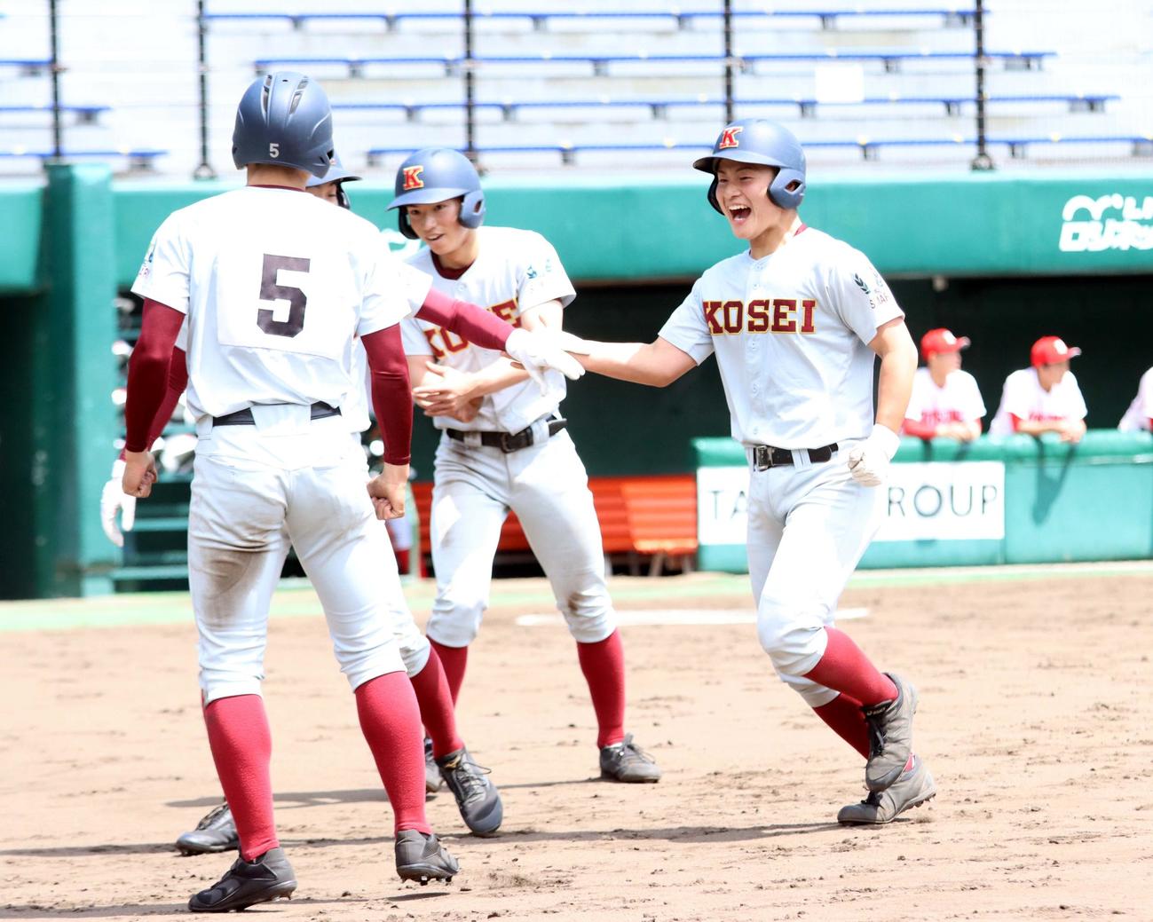 札幌光星対立命館慶祥　4回表札幌光星1死満塁、村山の2点適時打に相手失策が絡み、一塁走者宝福（右）も生還する（撮影・永野高輔）