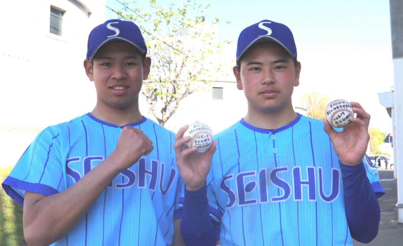 札幌国際情報対札幌静修　本塁打を放ち勝利に貢献した札幌静修の原田（左）と常谷（撮影・山崎純一）