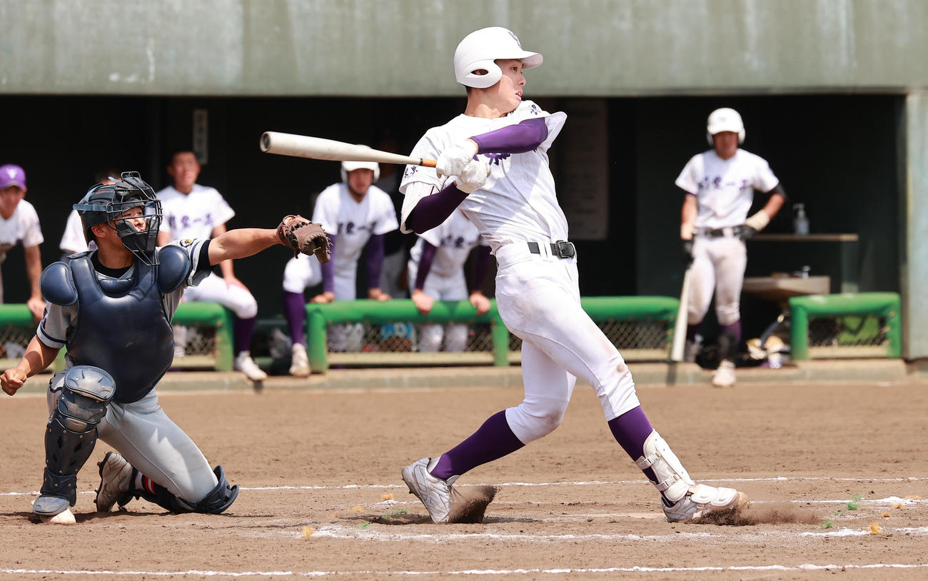 千葉学芸対関東第一　9回裏関東第一2死二、三塁、右前にサヨナラ2点適時打を放つ初谷（撮影・野上伸悟）