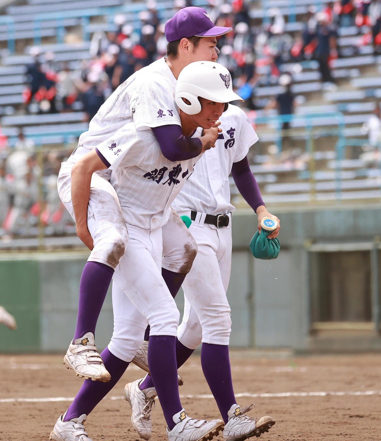 千葉学芸対関東第一　5回表千葉学芸2死二塁、相手と交錯した関東第一・楠原は、仲間に背負われベンチに戻る（撮影・野上伸悟）