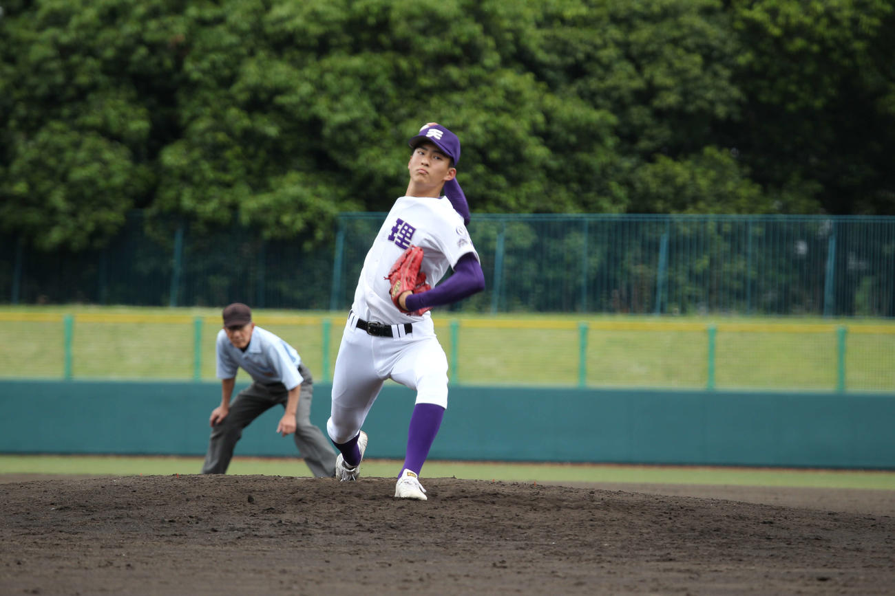 ５回から登板した天理・達孝太投手（３年）（撮影・前山慎治）