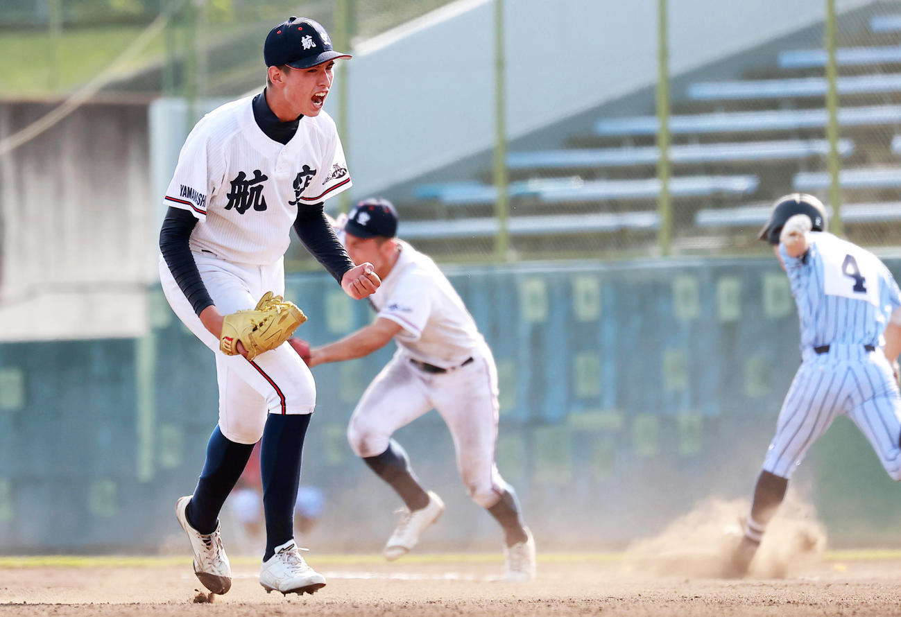 6回表東海大相模2死三塁、綛田小瑛を二ゴロに仕留めガッツポーズで喜ぶヴァデルナ（撮影・野上伸悟）