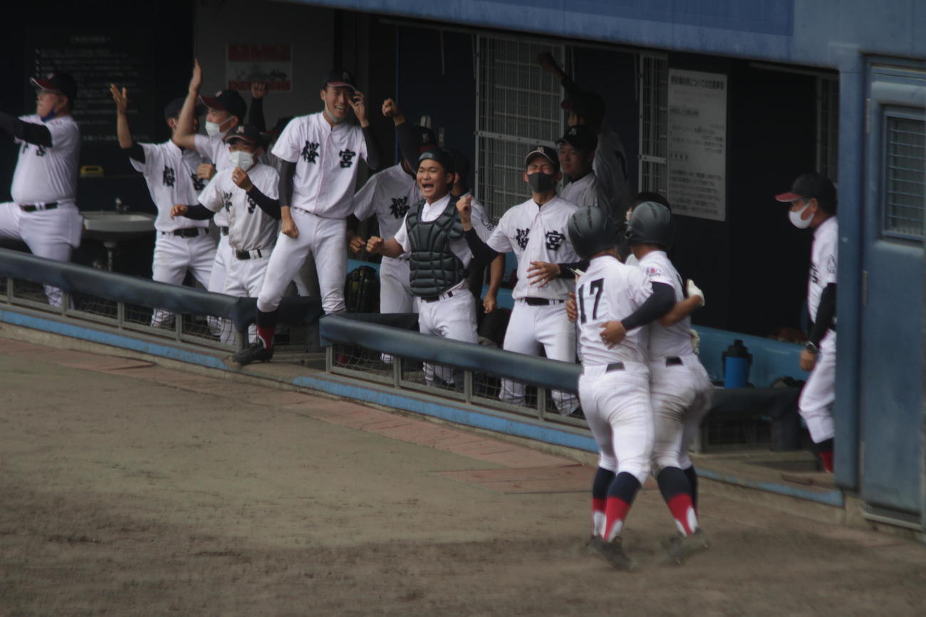 近大付戦の9回、同点に追いつき盛り上がる桜宮ナイン