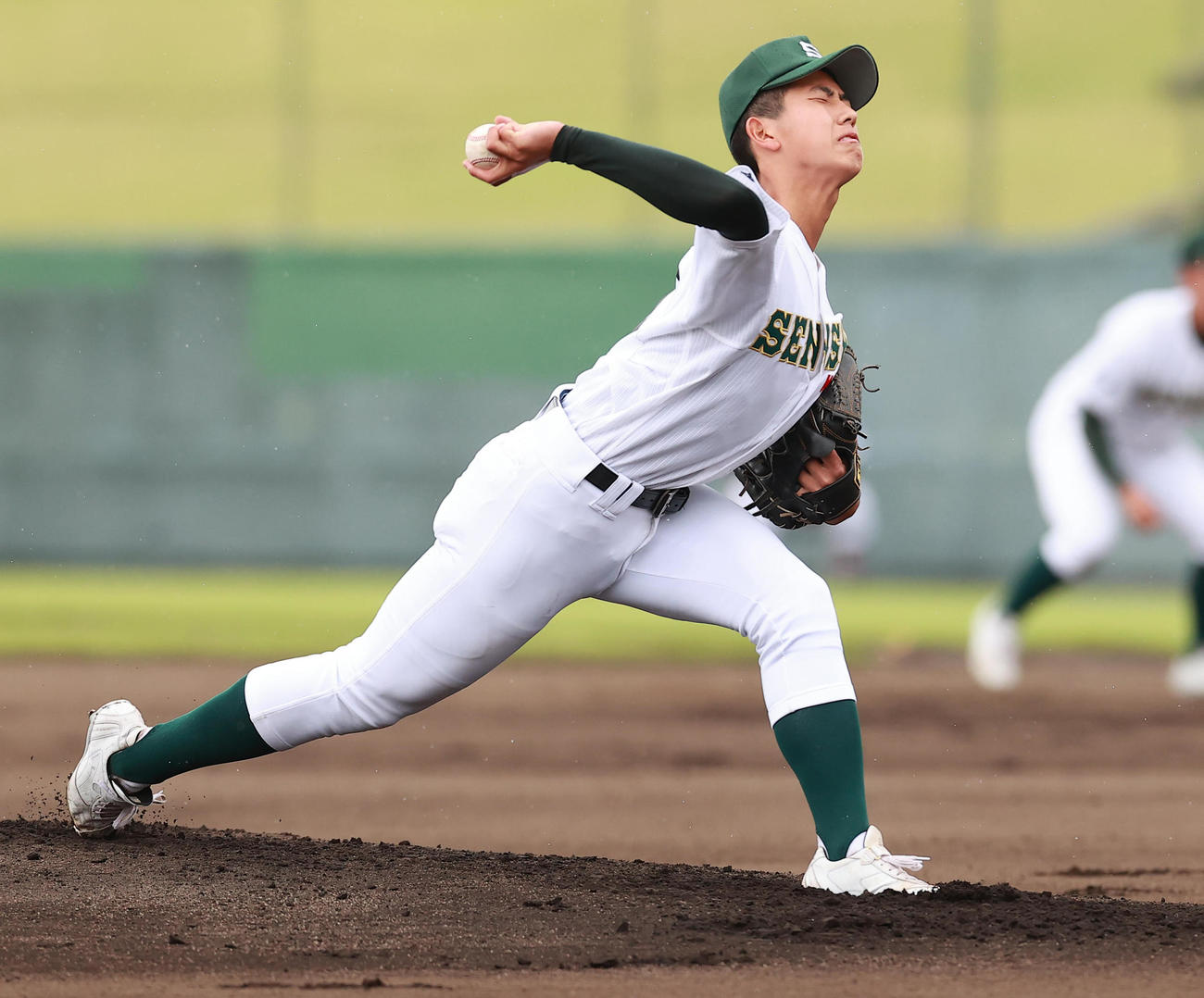 駿台甲府対専大松戸　力投する専大松戸先発の深沢（撮影・野上伸悟）