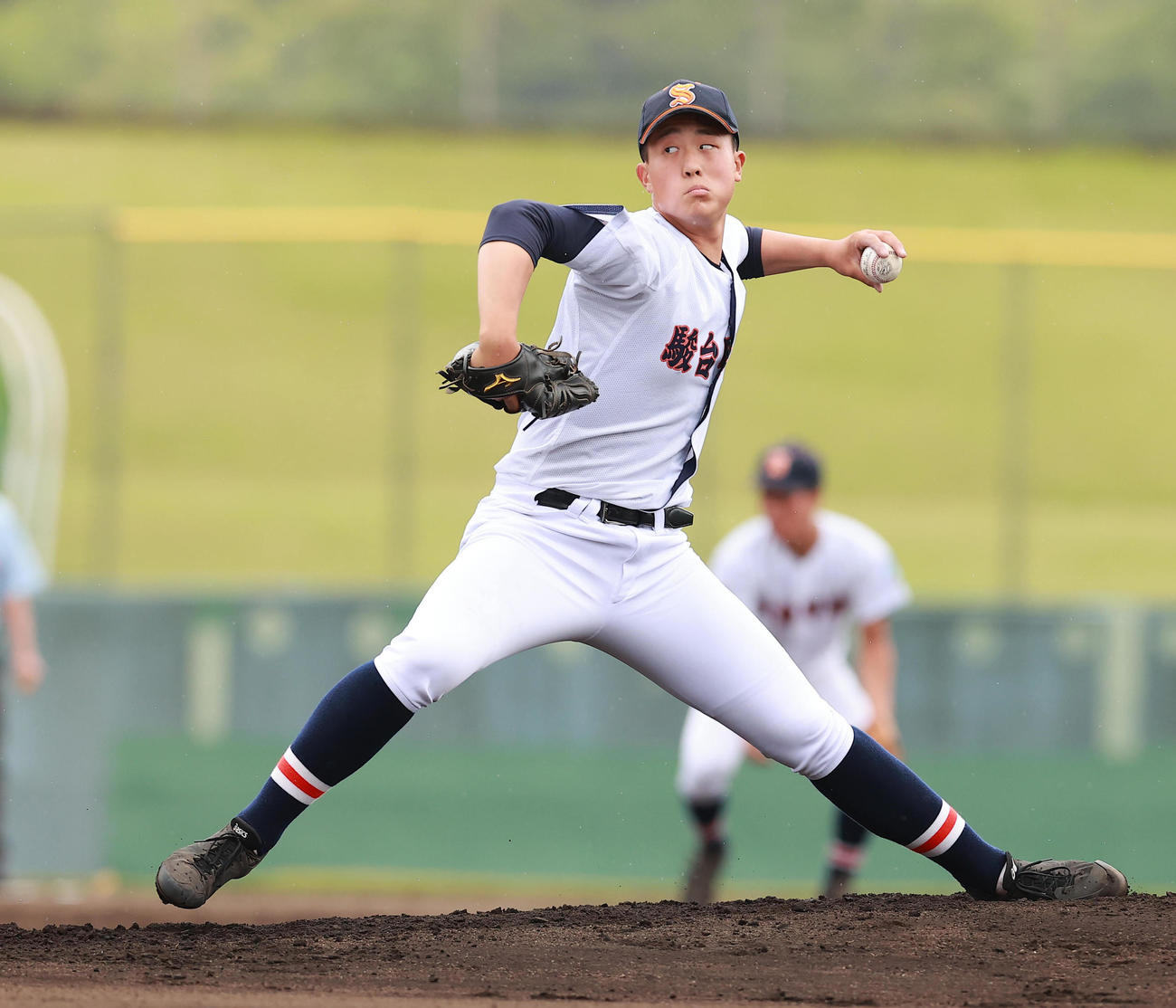 駿台甲府対専大松戸　力投する駿台甲府先発の渡辺拓（撮影・野上伸悟）