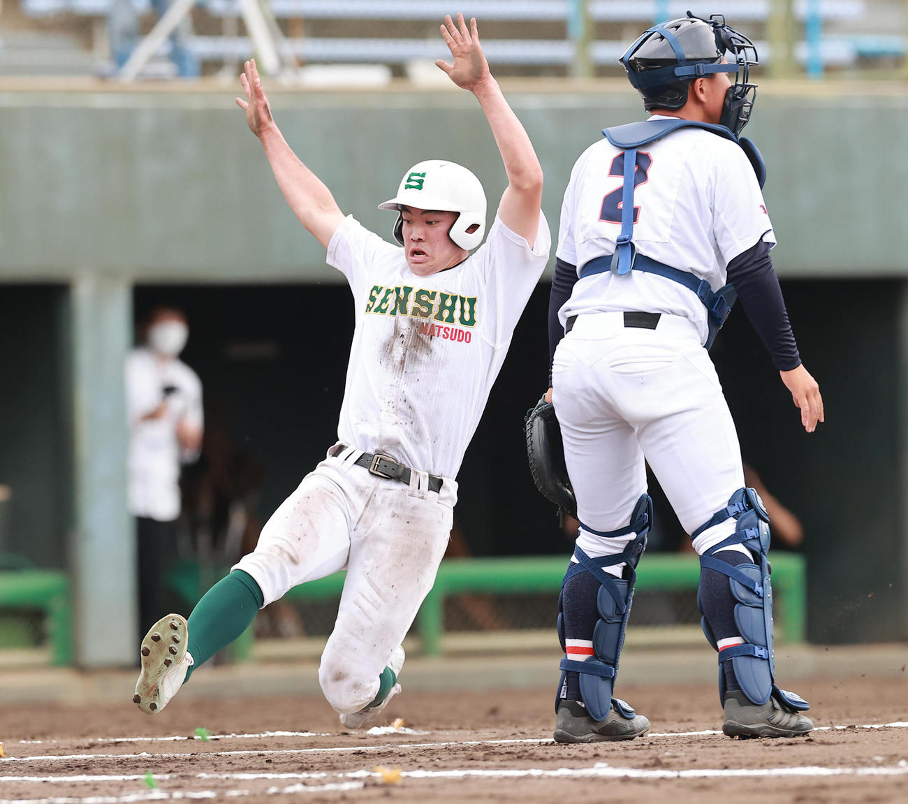 駿台甲府対専大松戸　1回裏専大松戸2死一、二塁、深沢の先制左前適時打で生還する吉岡（撮影・野上伸悟）