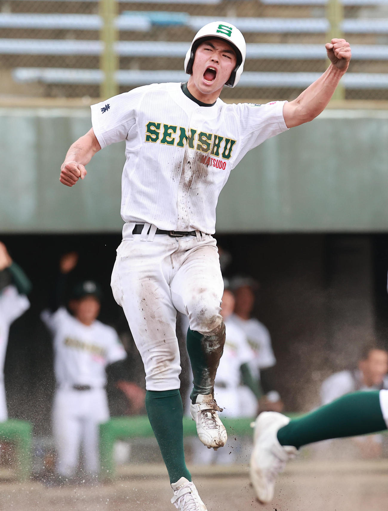 駿台甲府対専大松戸　1回裏専大松戸2死一、二塁、深沢の先制左前適時打で生還し喜ぶ吉岡（撮影・野上伸悟）