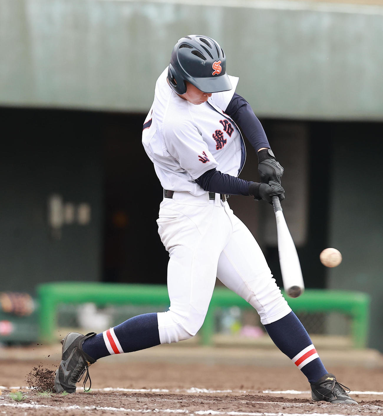 駿台甲府対専大松戸　3回表駿台甲府無死、左前打を放つ板垣（撮影・野上伸悟）