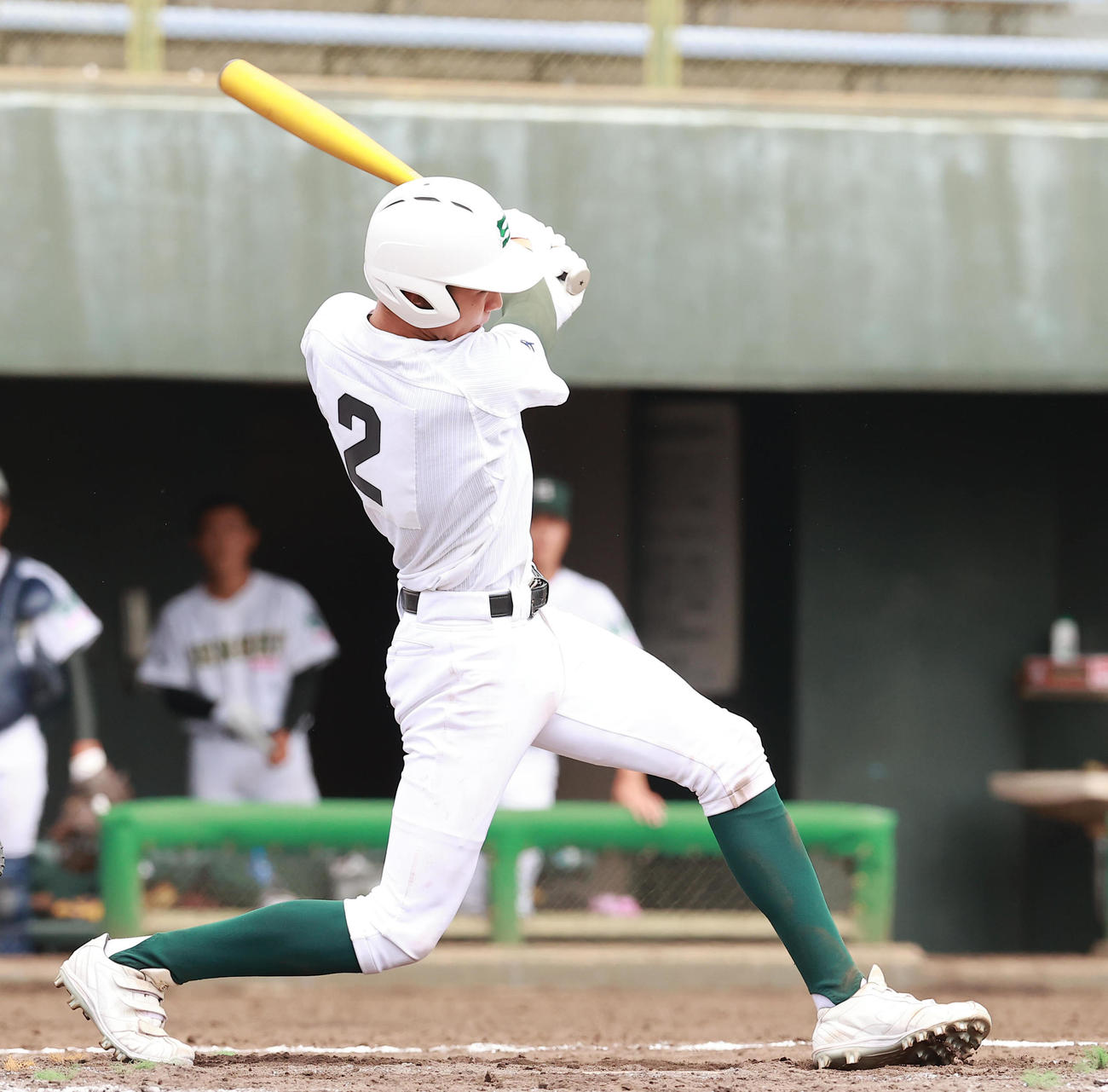 駿台甲府対専大松戸　5回裏専大松戸2死左越え本塁打を放つ加藤（撮影・野上伸悟）