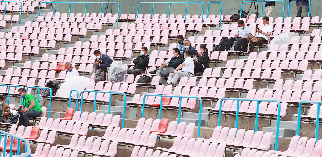 駿台甲府対専大松戸　ネット裏で観戦するプロ野球のスカウト陣（撮影・野上伸悟）