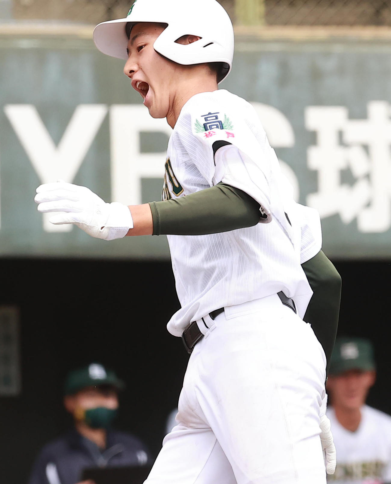 駿台甲府対専大松戸　5回裏専大松戸2死、左越え本塁打を放ち気合の表情を見せる加藤（撮影・野上伸悟）