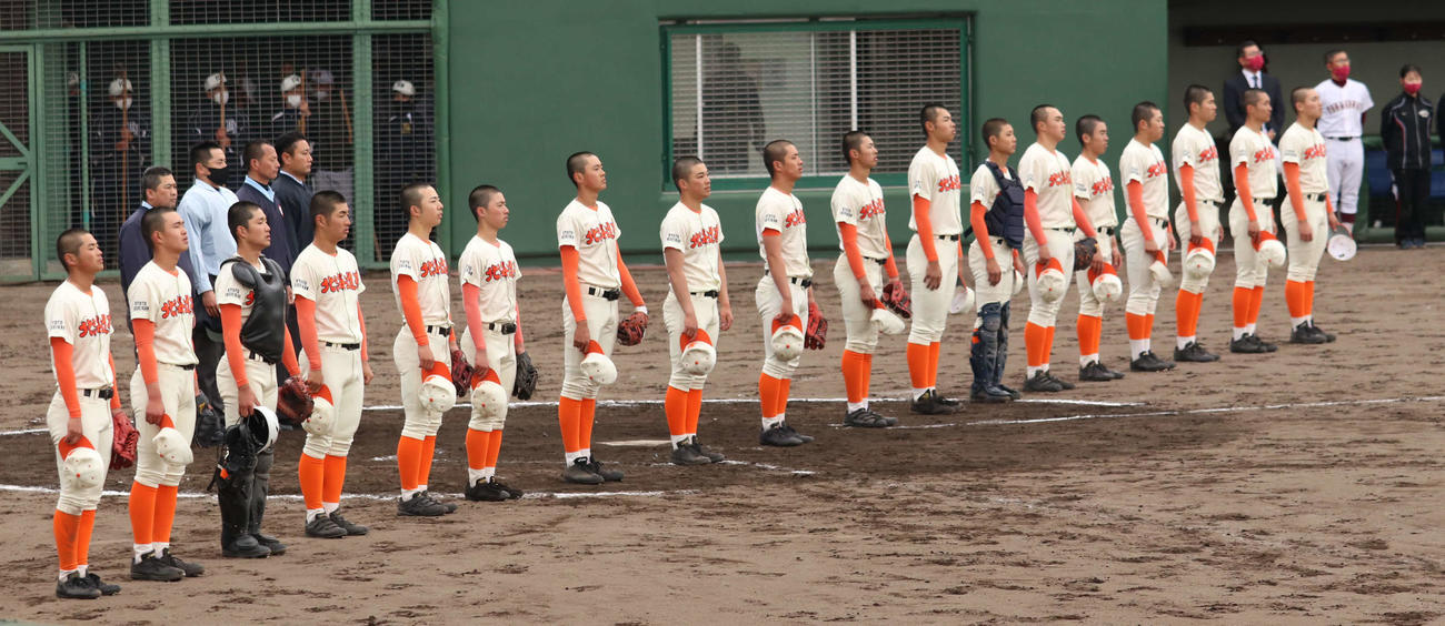 代表決定戦で勝利し春の全道大会出場を決めた北海道栄の選手たち（撮影・山崎純一）