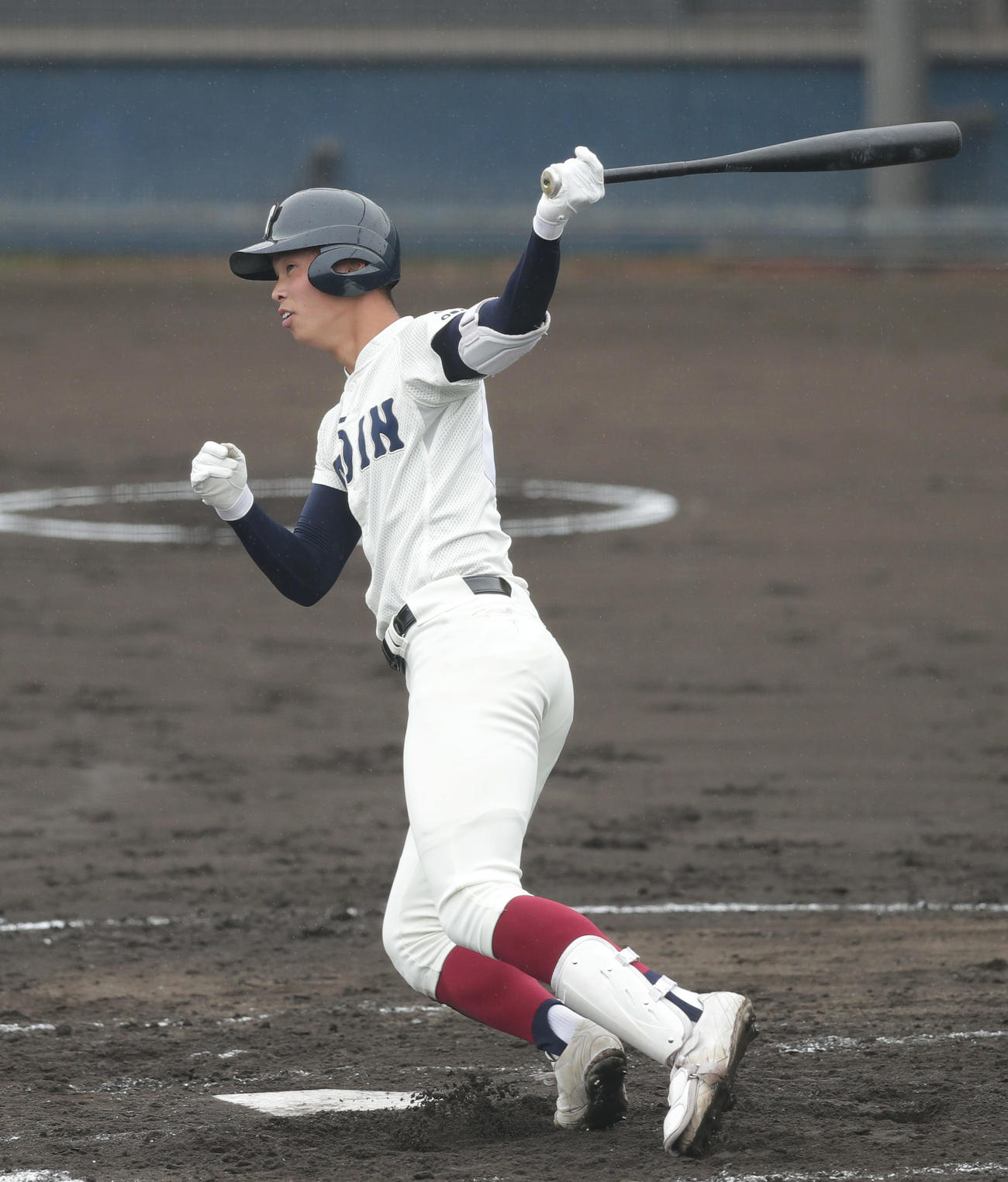 大阪桐蔭対近大付　2回表大阪桐蔭無死一、三塁、左越え適時二塁打を放つ花田（撮影・前田充）
