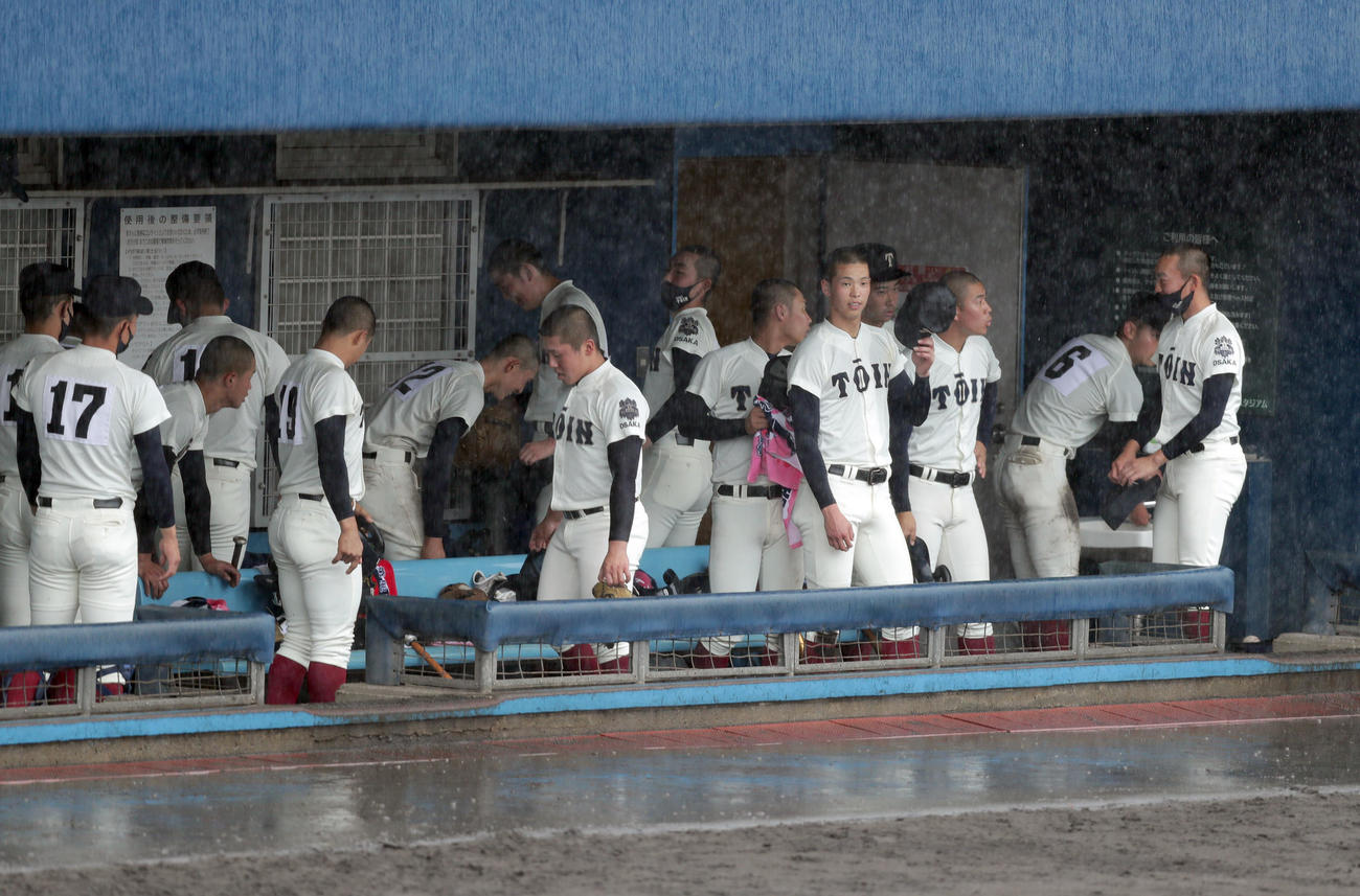大阪桐蔭対近大付　5回を終え降雨のため試合が中断し、ベンチへ引き揚げる大阪桐蔭ナイン（撮影・前田充）