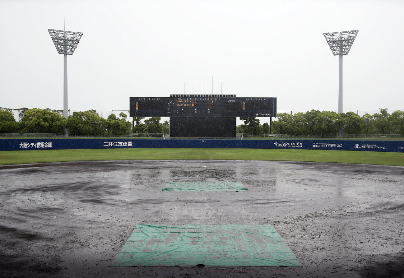 大阪桐蔭対近大付　5回が終了し降雨のため試合が中断する（撮影・前田充）