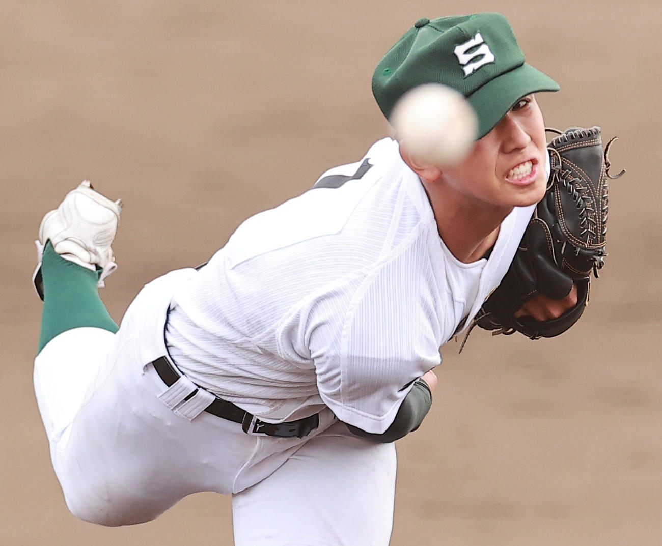 駿台甲府対専大松戸　力投する専大松戸・深沢（撮影・野上伸悟）