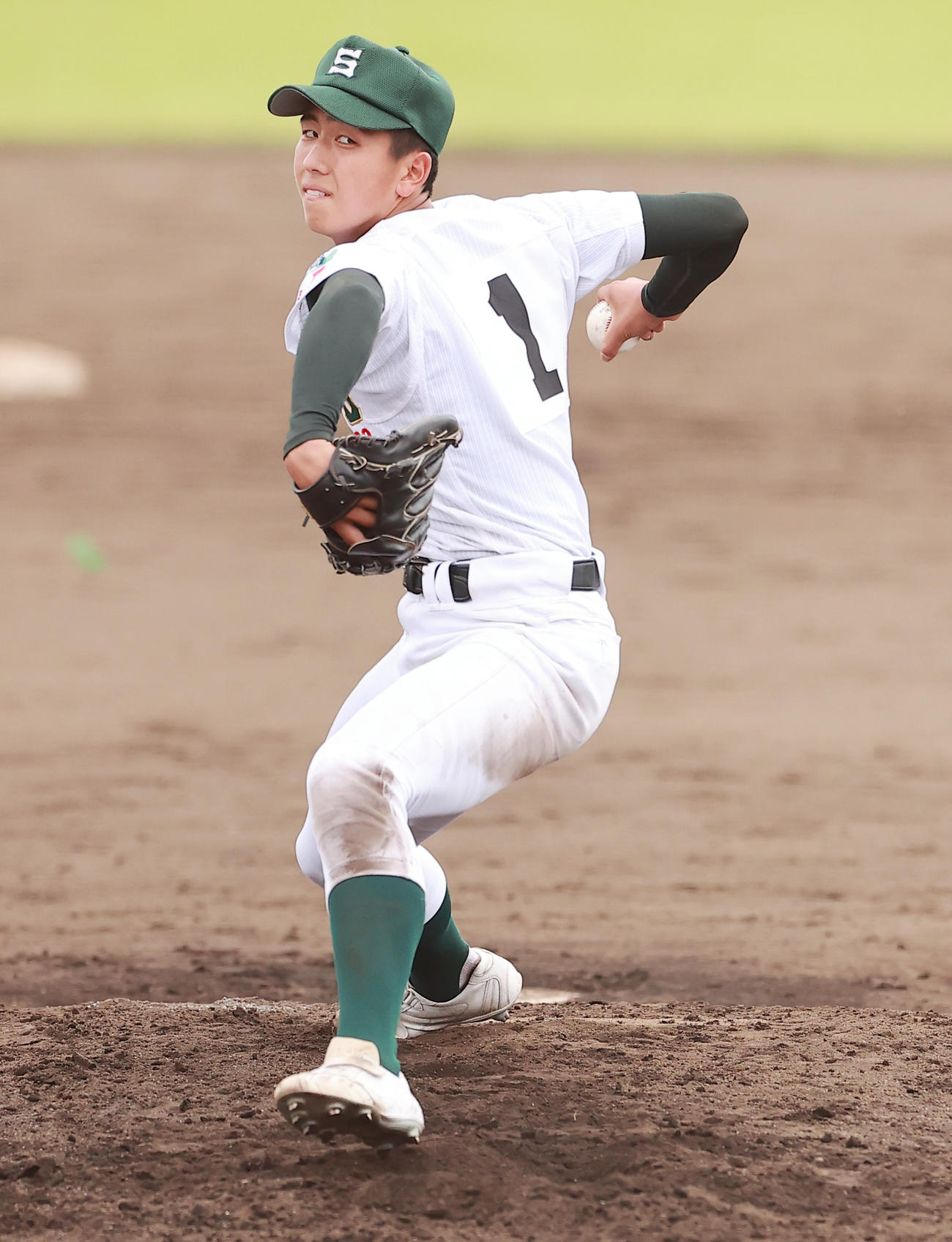 駿台甲府対専大松戸　力投する専大松戸・深沢（撮影・野上伸悟）