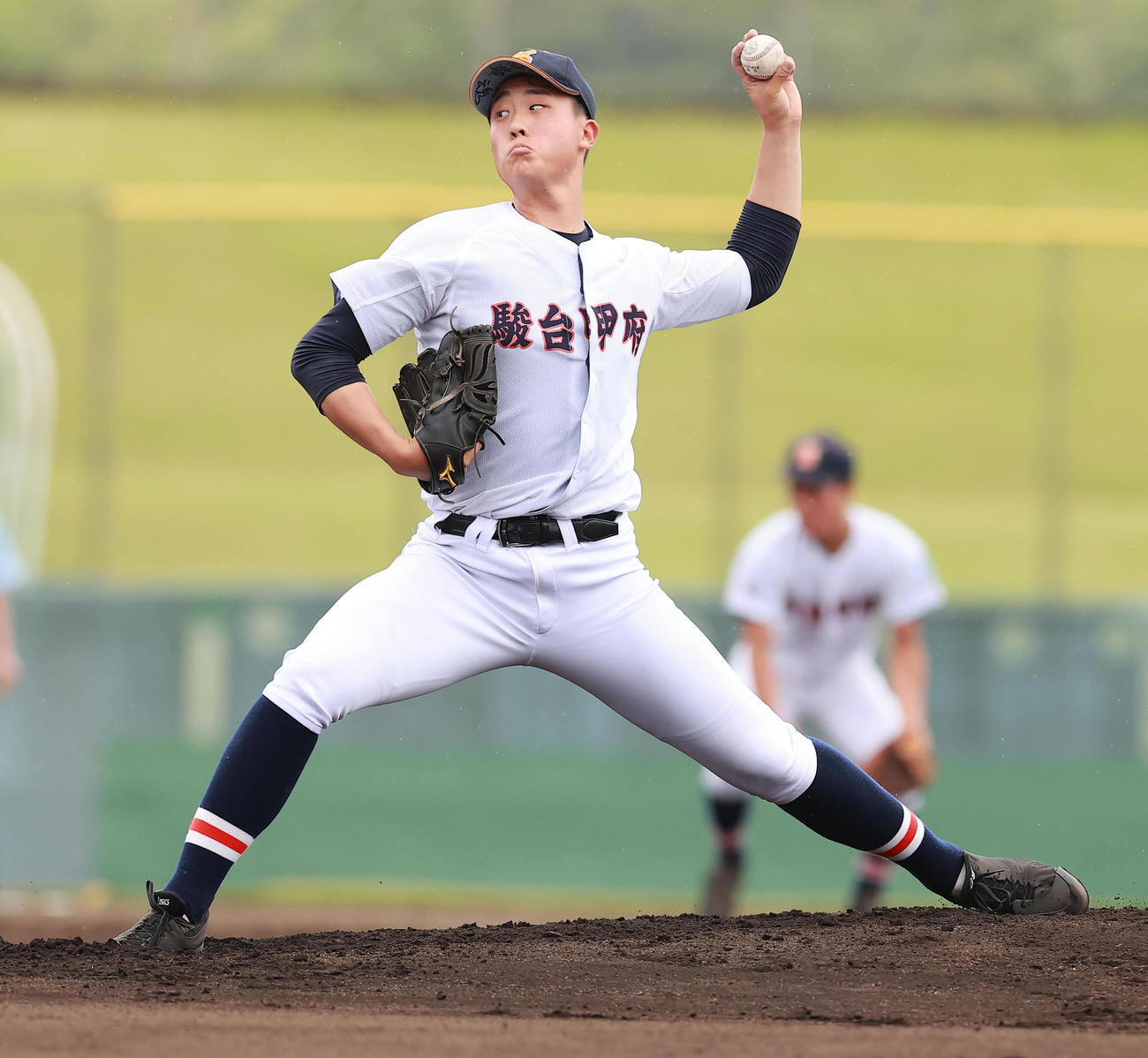 駿台甲府対専大松戸　力投する駿台甲府先発の渡辺拓（撮影・野上伸悟）