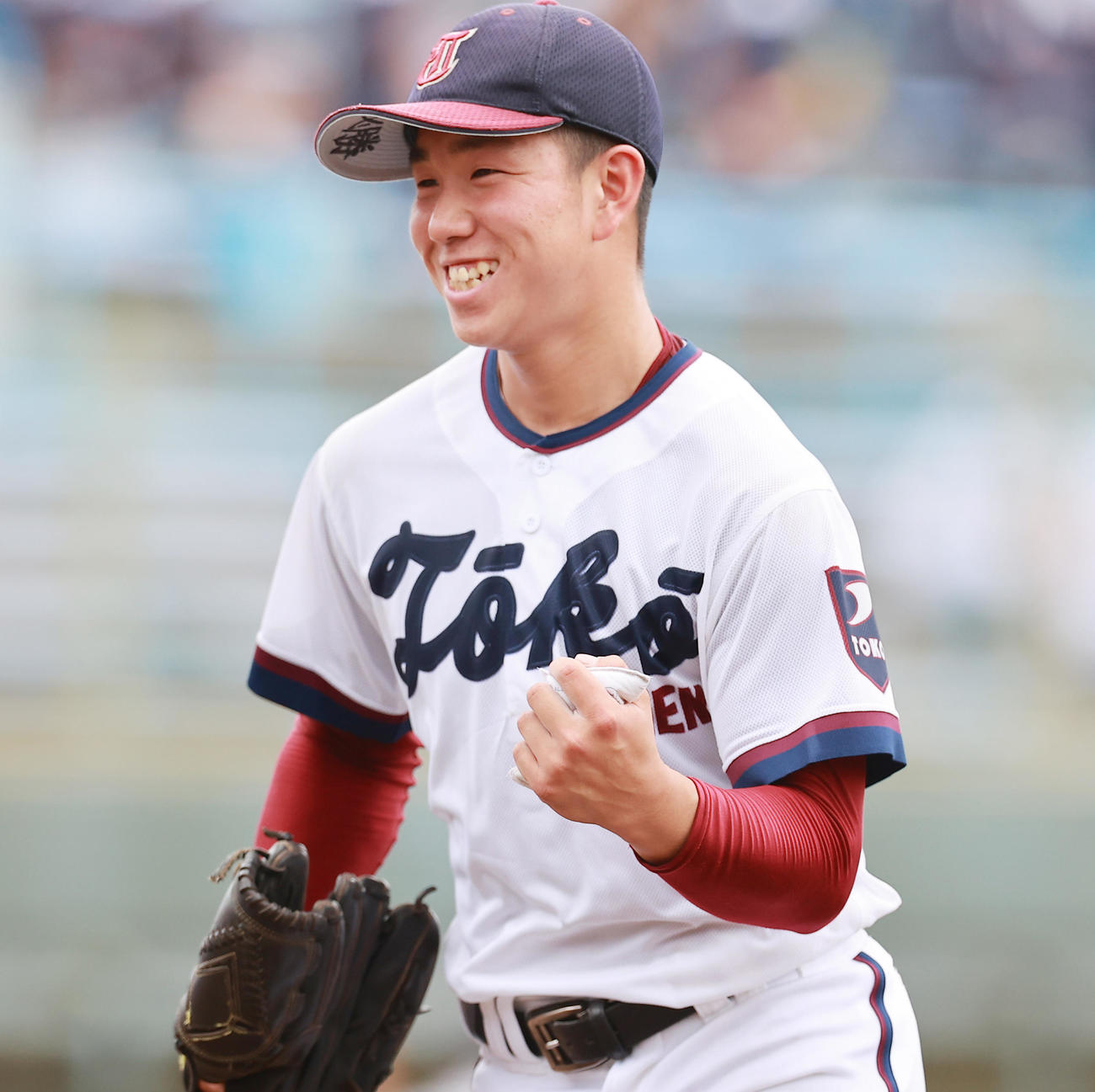 関東学園大付対桐光学園　1回表を無失点で終え笑顔でベンチに戻る桐光学園先発の渋沢（撮影・野上伸悟）