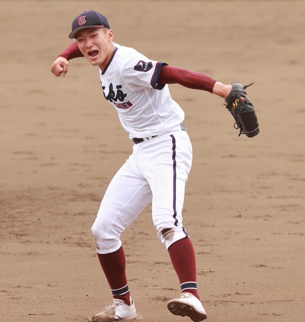 関東学園大付対桐光学園　1－0で勝利し準決勝進出を決めた桐光学園2番手の中嶋は、ガッツポーズで喜ぶ（撮影・野上伸悟）