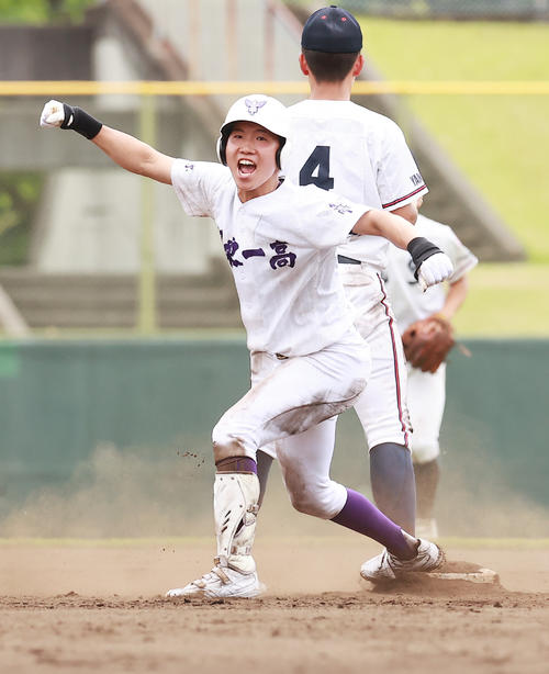 日本航空対関東第一　4回裏関東第一無死、左二塁打を放ち喜ぶ津原（撮影・野上伸悟）