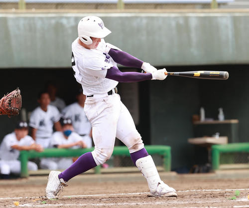 日本航空対関東第一　4回裏関東第一2死三塁、左前適時打を放つ石見（撮影・野上伸悟）