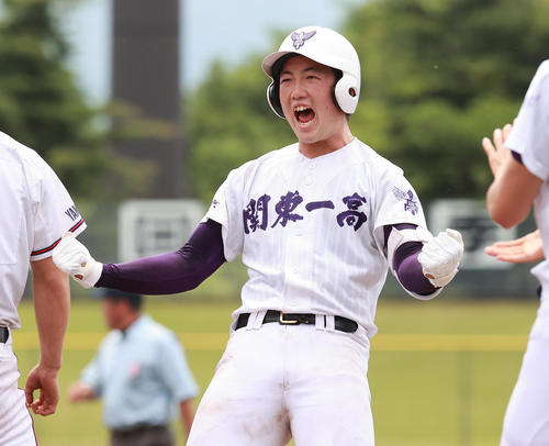 日本航空対関東第一　4回裏関東第一2死三塁、左前適時打を放ち喜ぶ石見（撮影・野上伸悟）