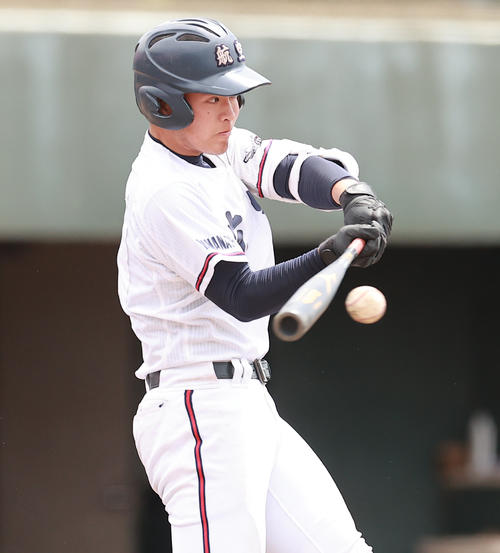 日本航空対関東第一　5回表日本航空2死二、三塁、中前2点適時打を放つ和泉（撮影・野上伸悟）