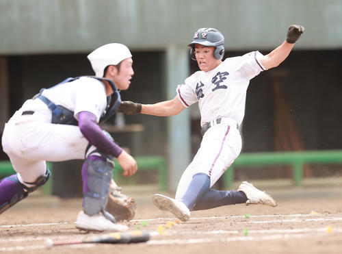 日本航空対関東第一　5回表日本航空2死二、三塁、和泉の中前2点適時打で生還する成沢（撮影・野上伸悟）