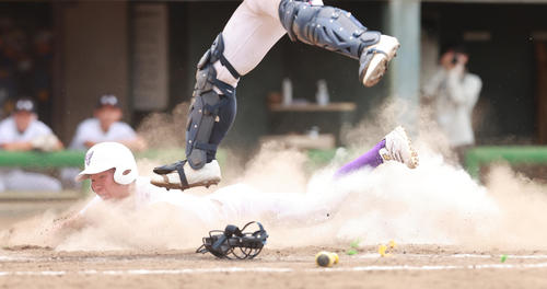 日本航空対関東第一　5回裏関東第一1死二、三塁、楠原の一ゴロが本塁悪送球を誘い、生還する秋葉（撮影・野上伸悟）
