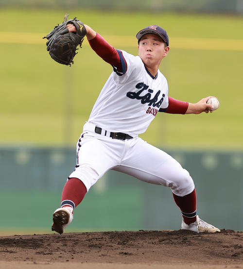 関東学園大付対桐光学園　力投する桐光学園先発の渋沢（撮影・野上伸悟）