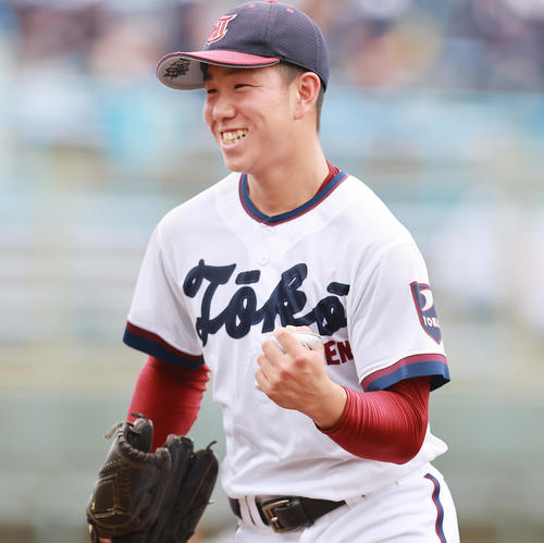 関東学園大付対桐光学園　1回表を無失点で終え笑顔でベンチに戻る桐光学園先発の渋沢（撮影・野上伸悟）