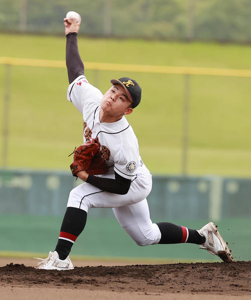 関東学園大付対桐光学園　力投する関東学園大付先発の石原（撮影・野上伸悟）