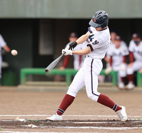 関東学園大付対桐光学園　6回裏桐光学園1死、右中間三塁打を放つ寺井（撮影・野上伸悟）