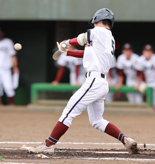 関東学園大付対桐光学園　6回裏桐光学園1死三塁、先制右前適時打を放つ篁（撮影・野上伸悟）