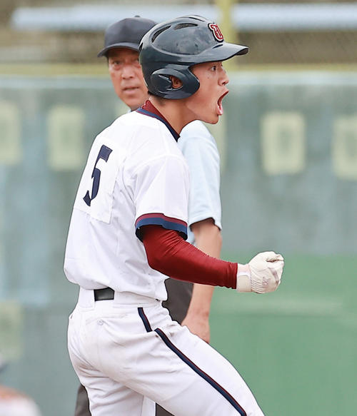 関東学園大付対桐光学園　6回裏桐光学園1死三塁、先制右前適時打を放ちベンチに向かってガッツポーズの篁（撮影・野上伸悟）