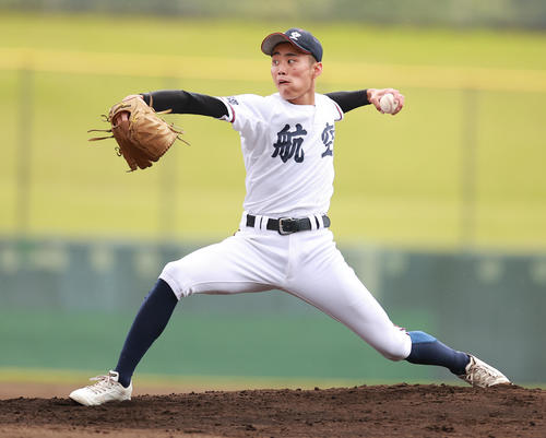 日本航空対関東第一　力投する日本航空先発の小沢（撮影・野上伸悟）