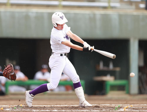 日本航空対関東第一　1回裏関東第一無死、左前打を放つ染谷（撮影・野上伸悟）