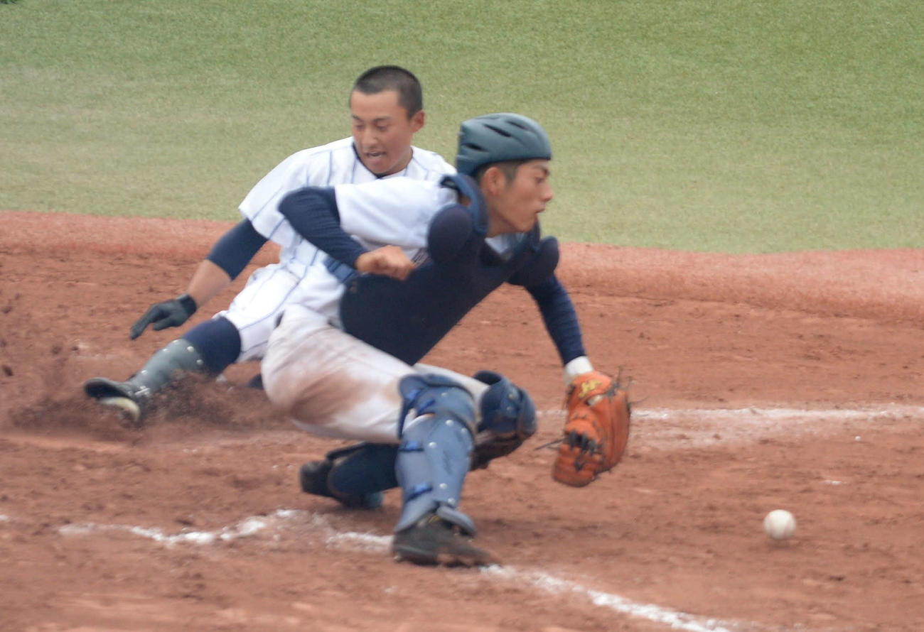 8回、柴田・沼田はランニング本塁打を放ち生還
