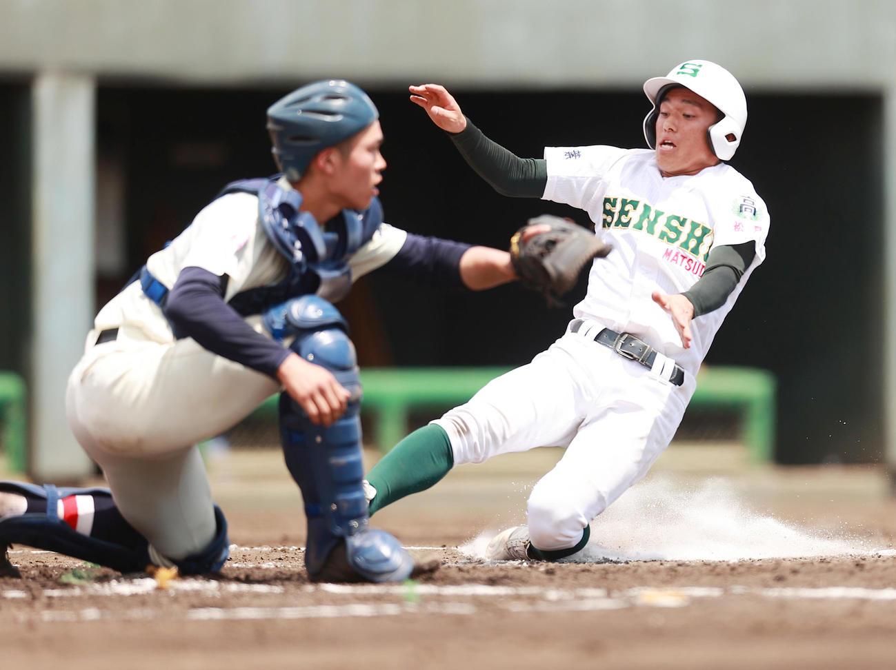 浦和学院対専大松戸　1回裏専大松戸1死一、三塁、奥田の先制中犠飛で生還する石井（撮影・野上伸悟）