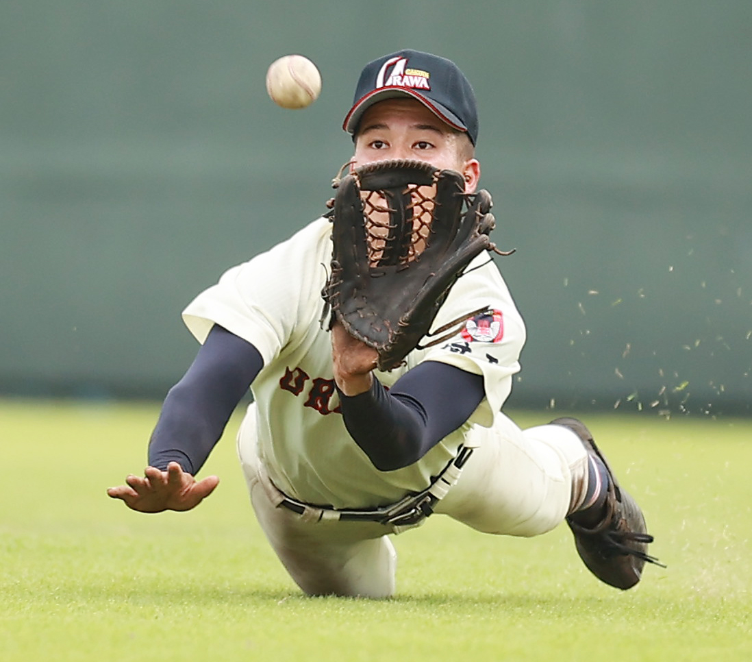 浦和学院対専大松戸　3回裏専大松戸1死一塁、奥田の右前打に飛び込む三奈木（撮影・野上伸悟）
