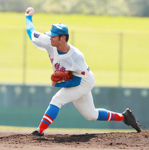 花咲徳栄対常総学院　力投する花咲徳栄先発の松田（撮影・野上伸悟）